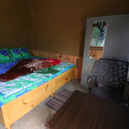 Tirthan Hilltop Home Stay Banjār Buitenkant foto