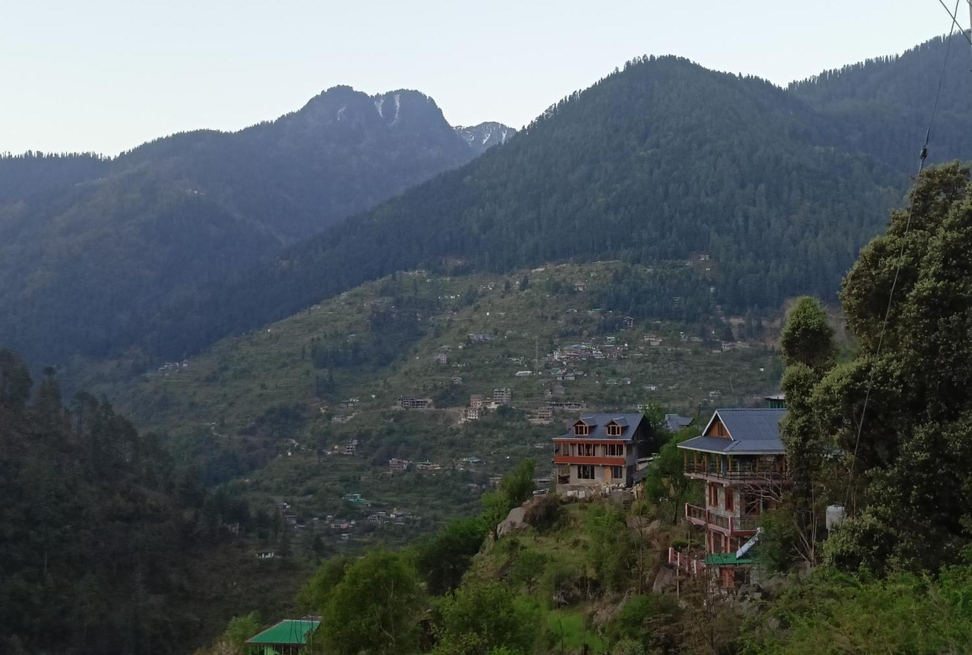 Tirthan Hilltop Home Stay Banjār Buitenkant foto