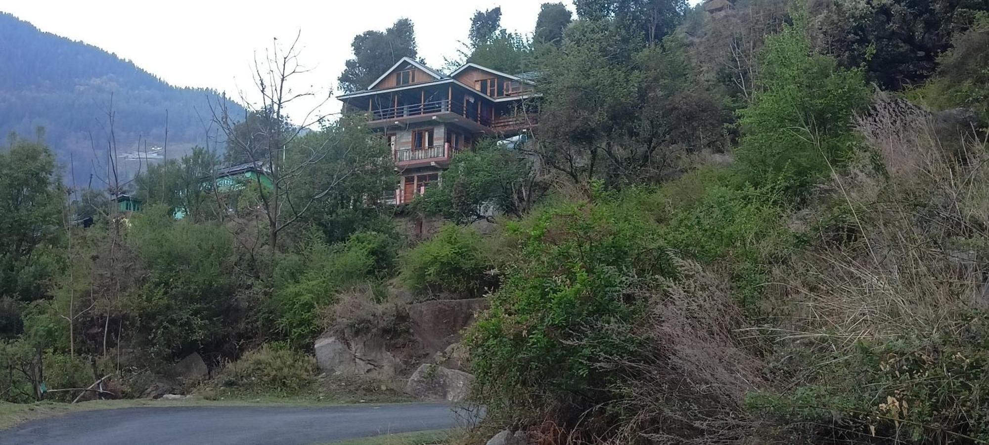Tirthan Hilltop Home Stay Banjār Buitenkant foto