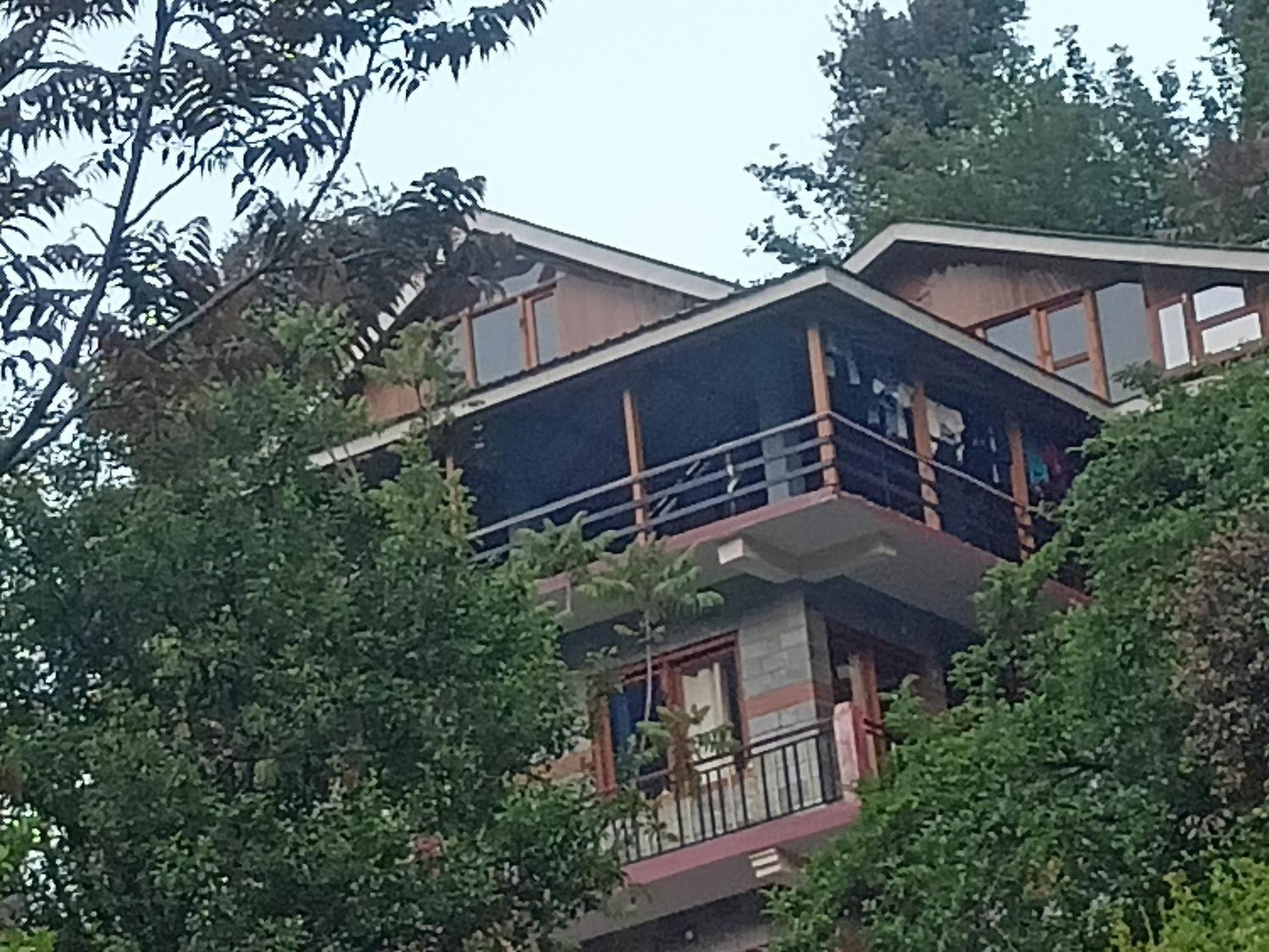 Tirthan Hilltop Home Stay Banjār Buitenkant foto