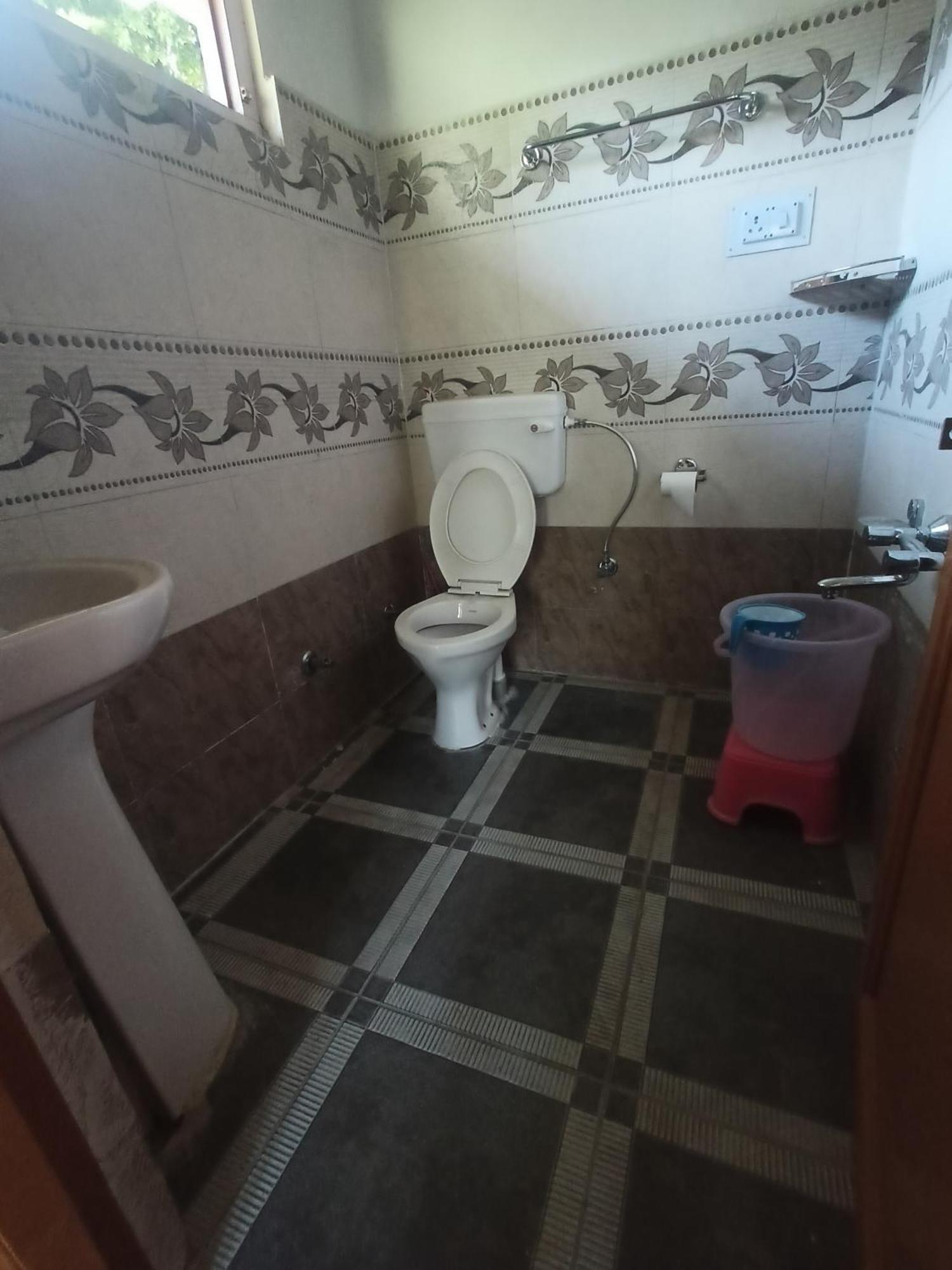 Tirthan Hilltop Home Stay Banjār Buitenkant foto