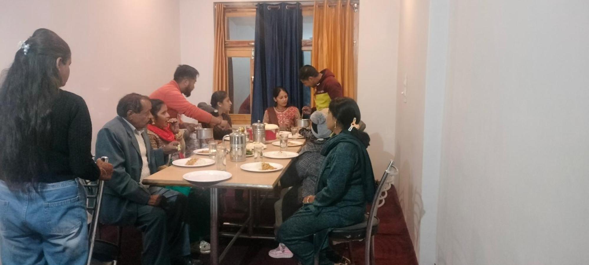 Tirthan Hilltop Home Stay Banjār Buitenkant foto