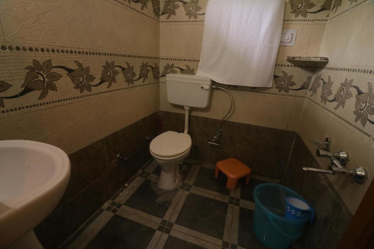 Tirthan Hilltop Home Stay Banjār Buitenkant foto