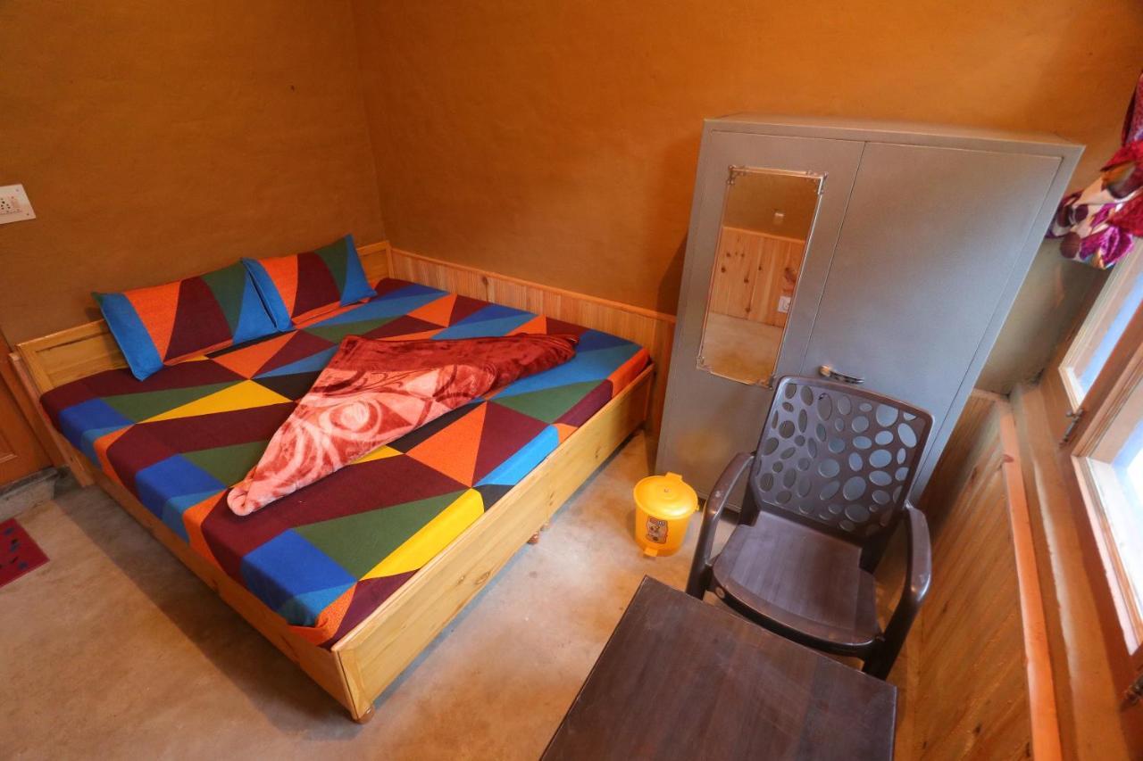 Tirthan Hilltop Home Stay Banjār Buitenkant foto