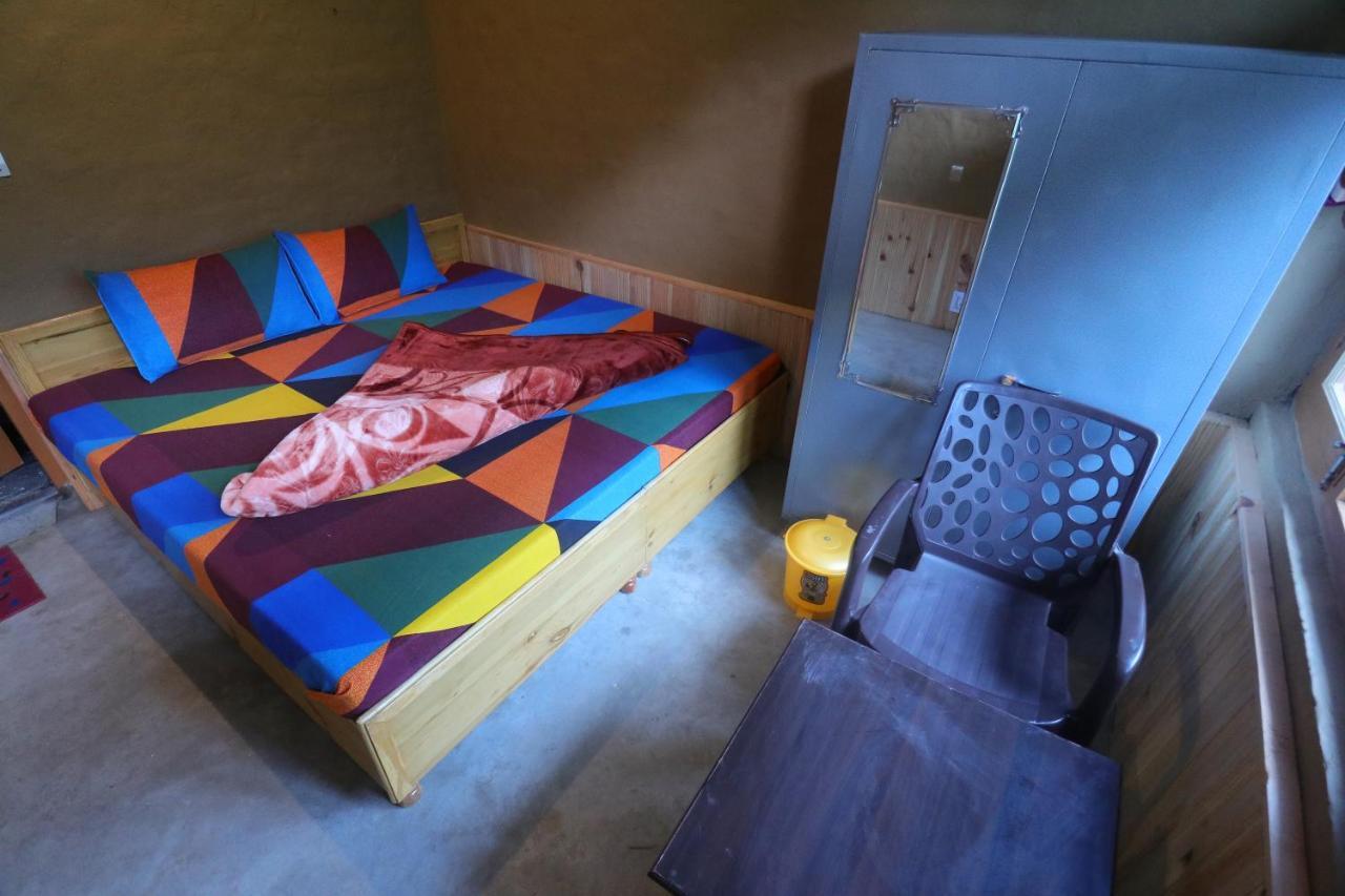 Tirthan Hilltop Home Stay Banjār Buitenkant foto